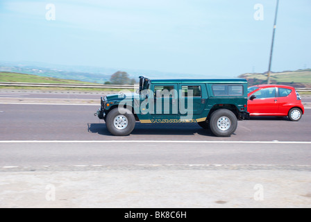 Grün Humvee (Hummer) auf die Autobahn M62 (in der Nähe von Outlane, Huddersfield) Stockfoto