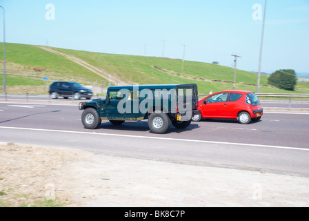 Grün Humvee (Hummer) auf die Autobahn M62 (in der Nähe von Outlane, Huddersfield) Stockfoto