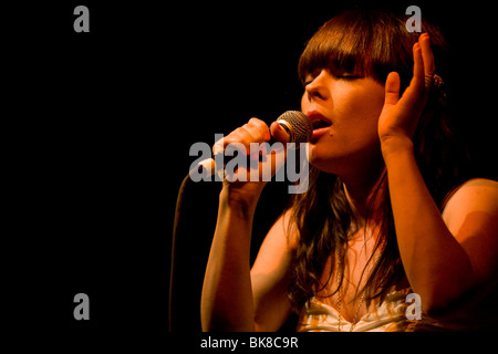 Die australische Sängerin Lenka live im Club Haerterei, Zürich, Schweiz Stockfoto