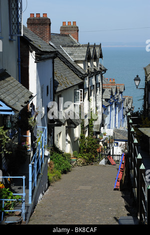 Sehr steile Straße in Clovelly Dorf North Devon mit blauen Meeres und des Himmels im Hintergrund Stockfoto