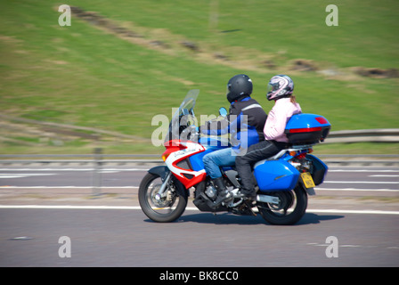 Biker auf der Autobahn M62 (in der Nähe von Outlane, Huddersfield). Stockfoto