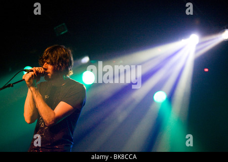 Sänger und Frontmann Dave Pen der britischen Band Birdpen Leben in die Schueuer concert Hall Luzern, Schweiz Stockfoto