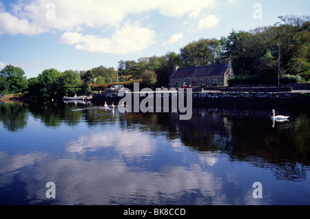 Irlands Atlantikküste in der Nähe der Stadt Sneem, wie gesehen von einem Boot (County Kerry, Irland, im September 2009) Stockfoto