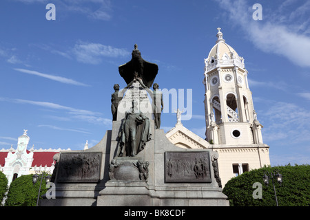 San Francisco de Asis Kirche und Bolivar Denkmal, Plaza Bolivar, Casco Viejo, Panama City, Panama Stockfoto