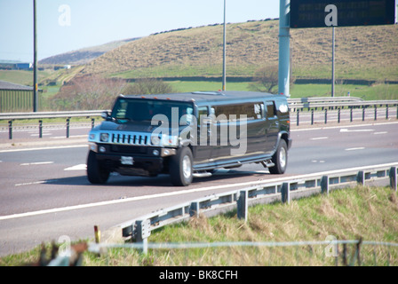 Black streckte Humvee Limo auf der Autobahn M62 (in der Nähe von Outlane, England). Stockfoto