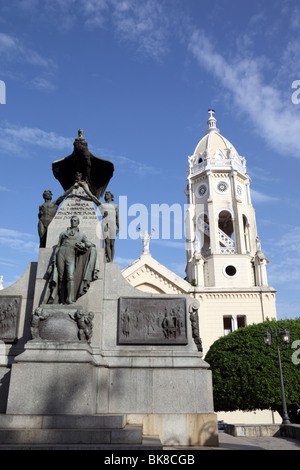 Kirche San Francisco de Asis und Monument Bolivar (zum Gedenken an den hundertsten Jahrestag des Kongresses von Panama), Plaza Bolivar, Casco Viejo, Panama-Stadt Stockfoto