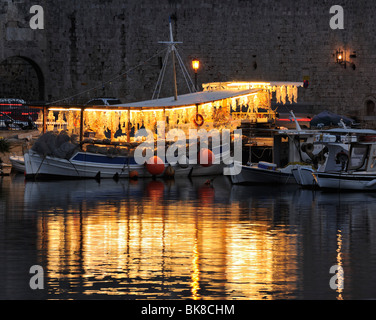 Souvenirshop auf einem Schiff im Hafen von Emborio, Rhodos-Stadt, Rhodos, Griechenland, Europa Stockfoto