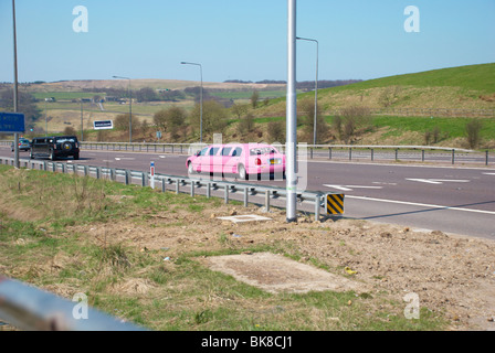 Rosa gestreckten Limousine auf der M62 (in der Nähe von Outlane). Stockfoto