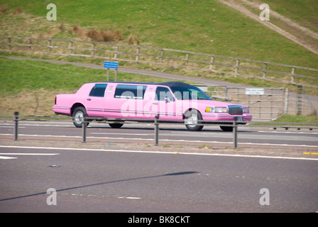 Rosa gestreckten Limousine auf der M62 (in der Nähe von Outlane). Stockfoto