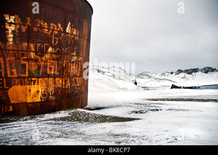 Einen rostigen Tank auf Deception Island in der Antarktis, einer der Überreste der Insel längst verlassenen Walfang Basis. Stockfoto