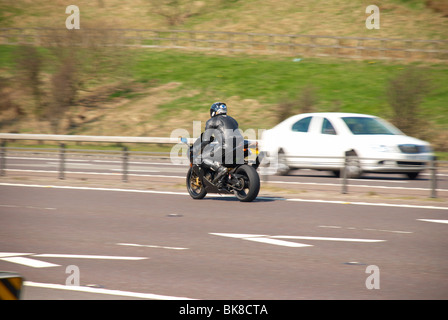 Biker auf der Autobahn M62 (in der Nähe von Outlane, Huddersfield). Stockfoto