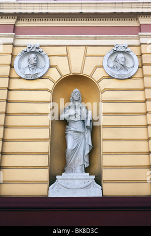 Büsten von Wagner und William Shakespeare und Statue an Fassade des Nationaltheaters Gebäude, Casco Viejo, Panama City, Panama Stockfoto