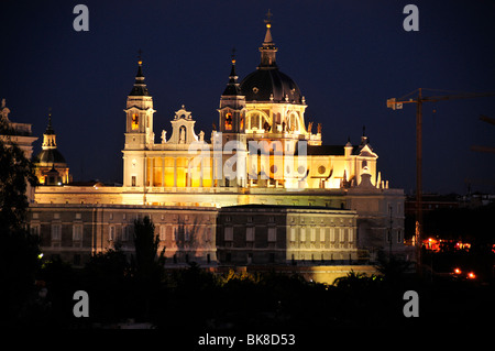 Königlicher Palast, Palacio Real und Kathedrale Catedral Nuestra Senora De La Almuneda, in der Nacht, Madrid, Spanien, Iberische Halbinsel, E Stockfoto