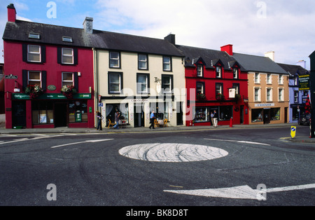 Kreisverkehr in Kenmare, County Kerry, Irland, im September 2009 mit Blick auf Cupan Tae-Tee-Shop. Stockfoto