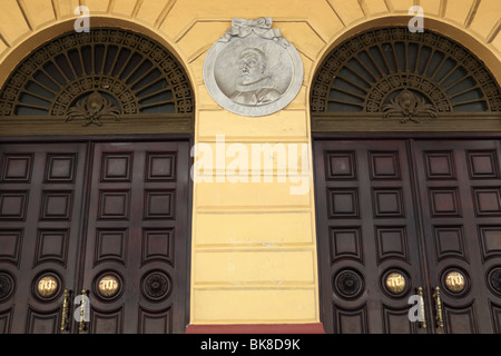 Büste von Cervantes und Haupteingang des Nationaltheaters Gebäude, Casco Viejo, Panama City, Panama Stockfoto