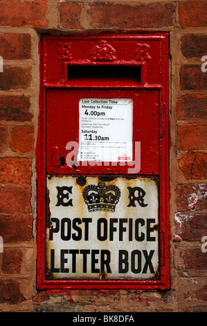 Englischer Briefkasten von ca. 1952, E II R, Elizabeth II Royal in einer Wand, auf dem Dorfplatz, Lullington, South Derbysh Stockfoto