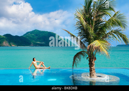 Frau am Pool, Evason Six Senses Spa Resort, Phuket, Thailand, Asien Stockfoto