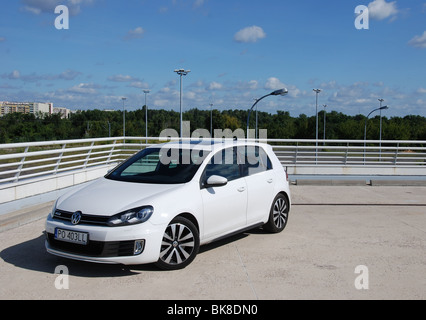 Volkswagen Golf VI GTD - 2009 - weiss - fünf Türen (5D) - deutsche untere Mittelklasse-Auto, Segment C - Parken (Parkplatz) Stockfoto