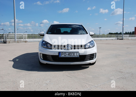 Volkswagen Golf VI GTD - 2009 - weiss - fünf Türen (5D) - deutsche untere Mittelklasse-Auto, Segment C - Parken (Parkplatz) Stockfoto