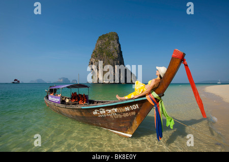 Frau auf einem Longtail-Boot Laem Phra Nang Beach, Krabi, Thailand, Asien Stockfoto