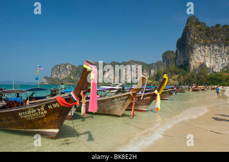 Long-Tail-Boote auf Rai Leh West Beach, Krabi, Thailand, Asien Stockfoto