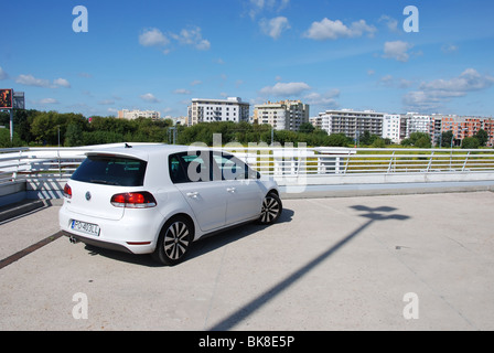 Volkswagen Golf VI GTD - 2009 - weiss - fünf Türen (5D) - deutsche untere Mittelklasse-Auto, Segment C - Parken (Parkplatz) Stockfoto