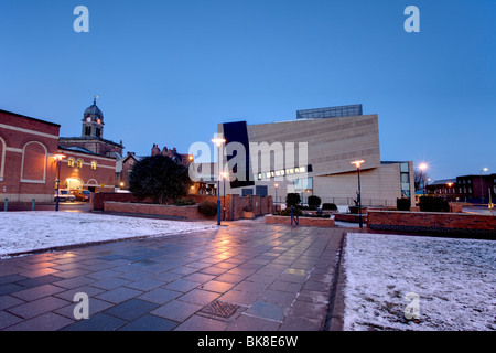 Derby Quad Zentrum für Kunst und Film. Schuss in der Abenddämmerung aufgenommen. mit Guildhall Uhr im Hintergrund. Stockfoto
