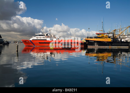 Samson Lieferanten sitzen angedockt unter Angelboote/Fischerboote im Hafen von Fremantle, Western Australia Stockfoto