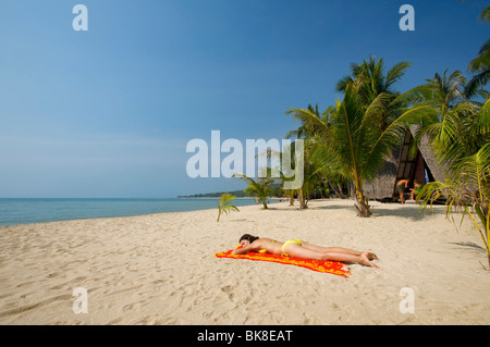 Frau am Strand, Strand Hütten am Lamai Beach, Koh Samui Insel, Thailand, Asien Stockfoto