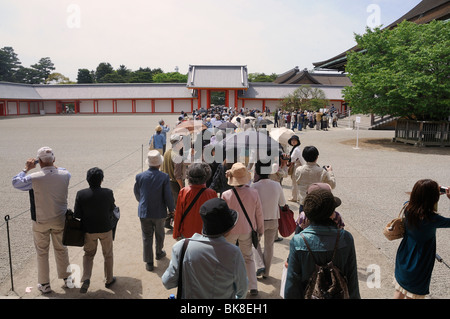 Eröffnung der Hofburg für die breite Öffentlichkeit zweimal im Jahr, Schlange von Menschen, die zu Fuß durch den Schlosspark, Japan, E Stockfoto