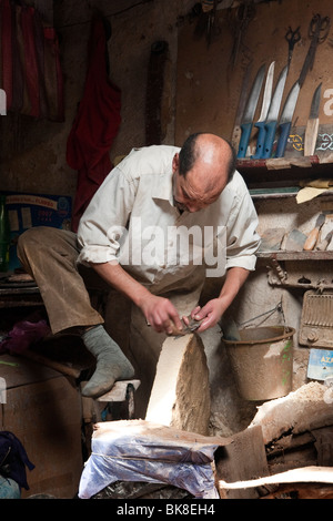 Mann schärfen Messer im Souk in Fes, Marokko Stockfoto