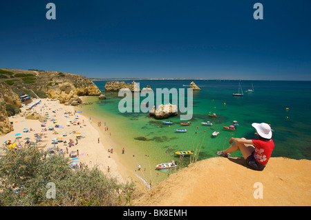 Frau mit Blick auf Praia Dona Ana in der Nähe von Lagos, Algarve, Portugal, Europa Stockfoto