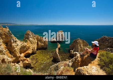 Frau im Hinblick auf die Ponta da Piedade, Algarve, Portugal, Europa Stockfoto