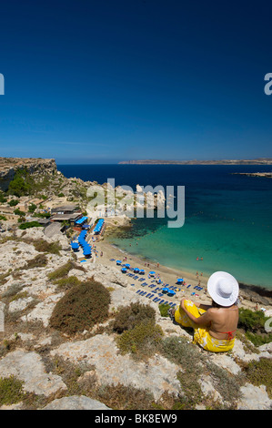 Frau auf der Suche auf Paradise Bay in Cirkewwa, Malta, Europa Stockfoto