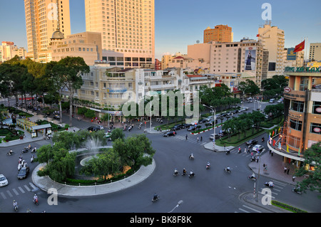 Berühmten Kreisverkehr "Nguyen Hue" vor dem Hotel Caravelle und Rex Hotel, Ho Chi Minh Stadt, Saigon, Vietnam, Südostasien Stockfoto