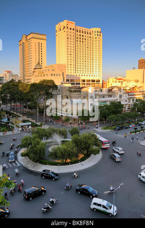 Berühmten Kreisverkehr "Nguyen Hue" vor dem Hotel Caravelle und Rex Hotel, Ho Chi Minh Stadt, Saigon, Vietnam, Südostasien Stockfoto