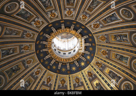 Michelangelos Kuppel der Basilika St. Peter, Altstadt, Vatikanstadt, Italien, Europa Stockfoto