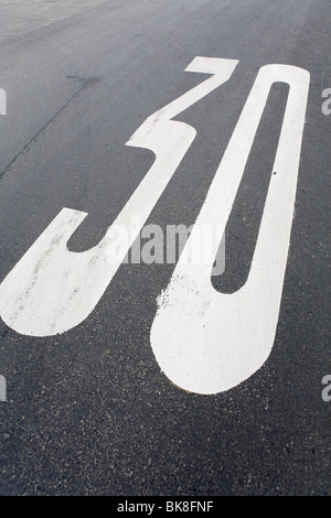 Straße, die Markierung zeigt eine 30 km/h Zone, Hessen, Deutschland, Europa Stockfoto