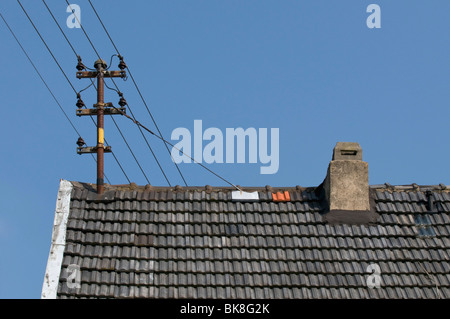 Alten Stromleitungen mit keramischen Isolatoren auf Dach Stockfoto