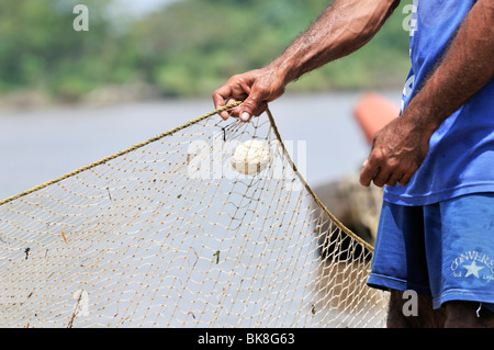 Fischer hält ein Netz am Fluss Rio Magdalena, La Dorada, Caldas, Kolumbien, Südamerika Stockfoto