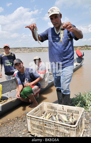 Fischer mit seinem Fang am Fluss Rio Magdalena, La Dorada, Caldas, Kolumbien, Südamerika Stockfoto