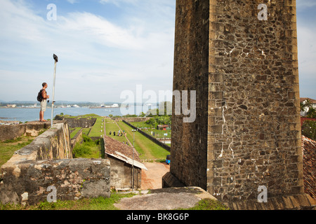 Touristen stehen auf den Mauern der Festung Galle, Galle, Sri Lanka Stockfoto