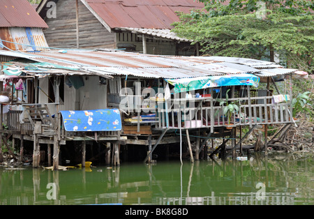 Bewohner des Slums Bang Sue Leben von Abfall-recycling, Häuser auf Stelzen, Bang Sue, Thailand, Asien Stockfoto