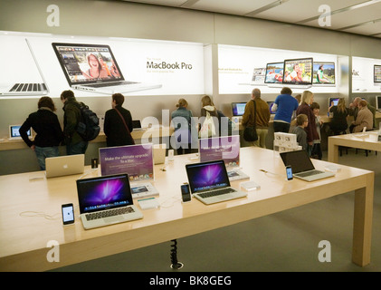 Menschen in einem Apple Store, die Grand Arcade, Cambridge UK Stockfoto