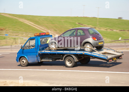 Auto auf einen Tieflader aufgeschlüsselt Stockfoto