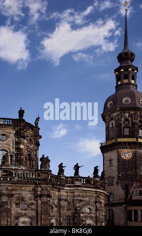 Skulpturen auf der Kirche Hofkirche, die katholische Kirche des königlichen Gericht von Sachsen, Hausmannsturm, Dresdner Residenzschloss, Dresden Stockfoto