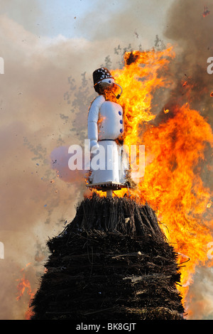 Boeoeg, eine Puppe als Symbol für Winter, wird verbrannt, bei Sechselaeuten, Volksfest, Zürich, Schweiz, Europa Stockfoto