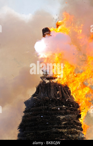 Boeoeg, eine Puppe als Symbol für Winter, verbrannt, Feuerwerkskörper explodieren im Inneren der Boeoeg, die Explosion der Kopf Marken der Stockfoto
