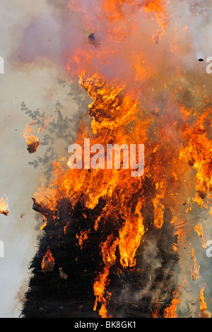 Boeoeg, eine Puppe als Symbol für Winter, verbrannt, Feuerwerkskörper explodieren im Inneren der Boeoeg, die Explosion der Kopf Marken der Stockfoto