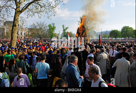 Boeoeg, eine Puppe als Symbol für Winter ist am Sechselaeuten, traditionelles Fest verbrannt; die verschiedenen Gilden stehen und fahren arou Stockfoto
